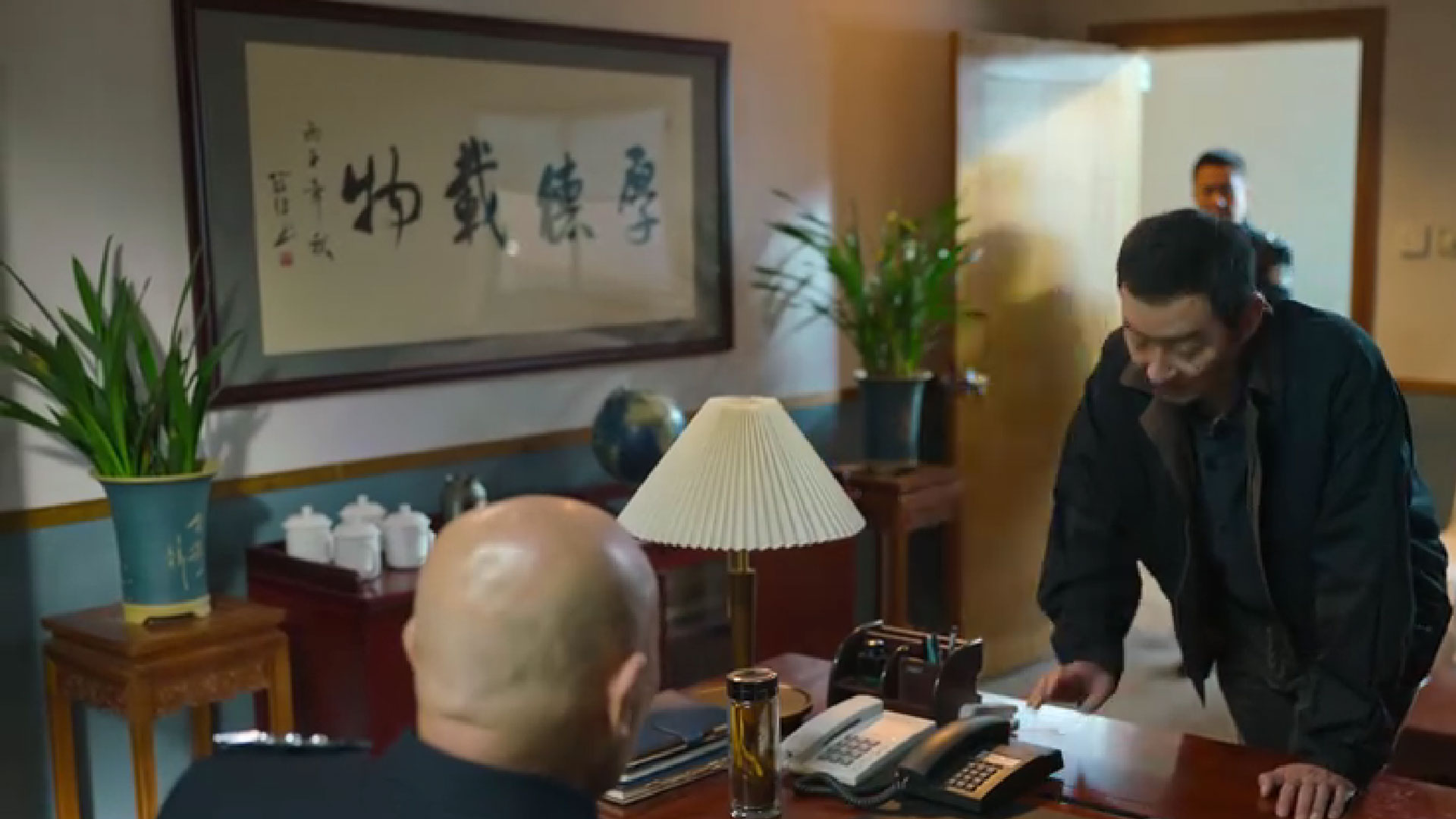 安长林办公室中的《厚德载物》