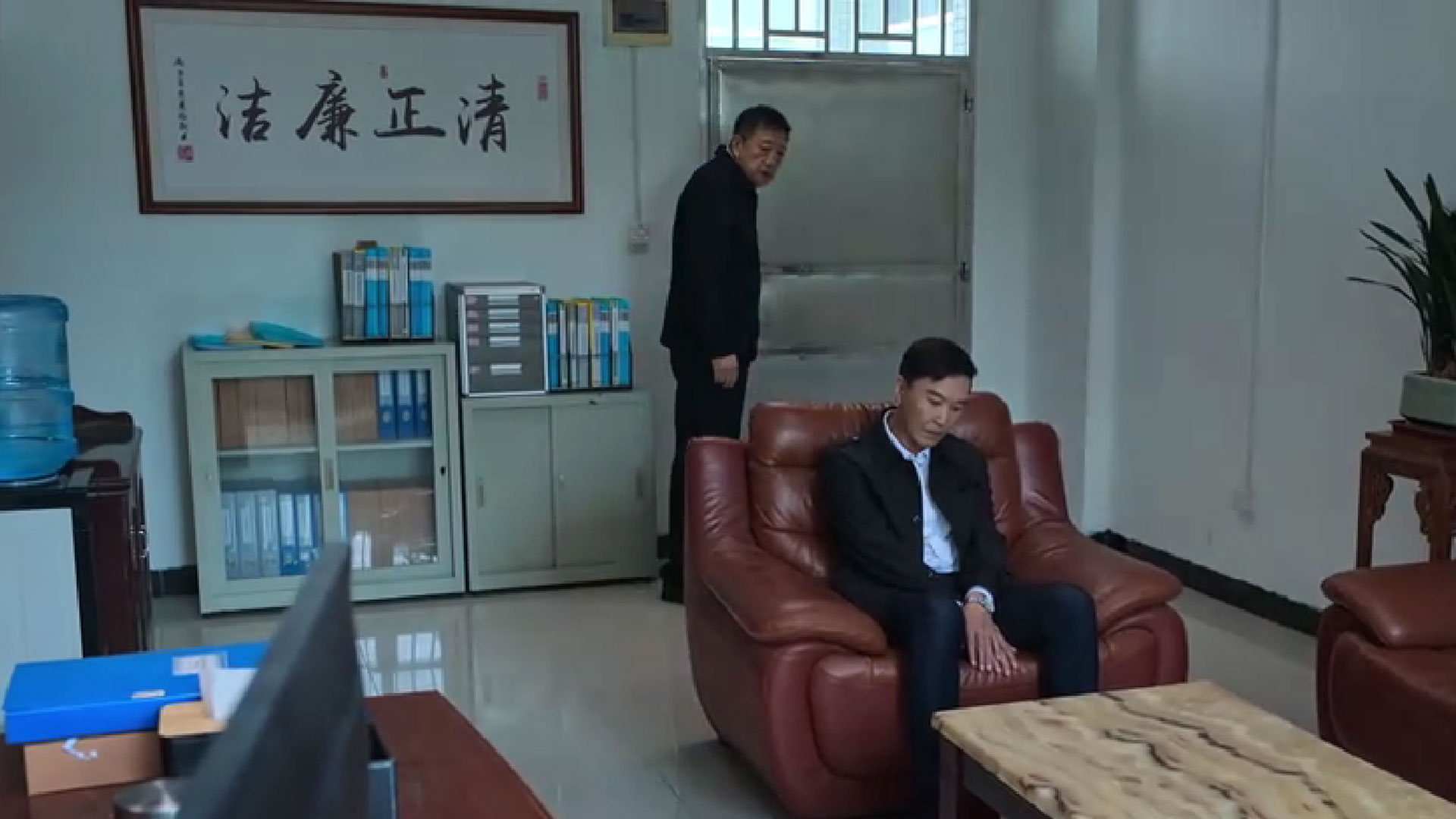 何黎明办公室中的《清正廉洁》