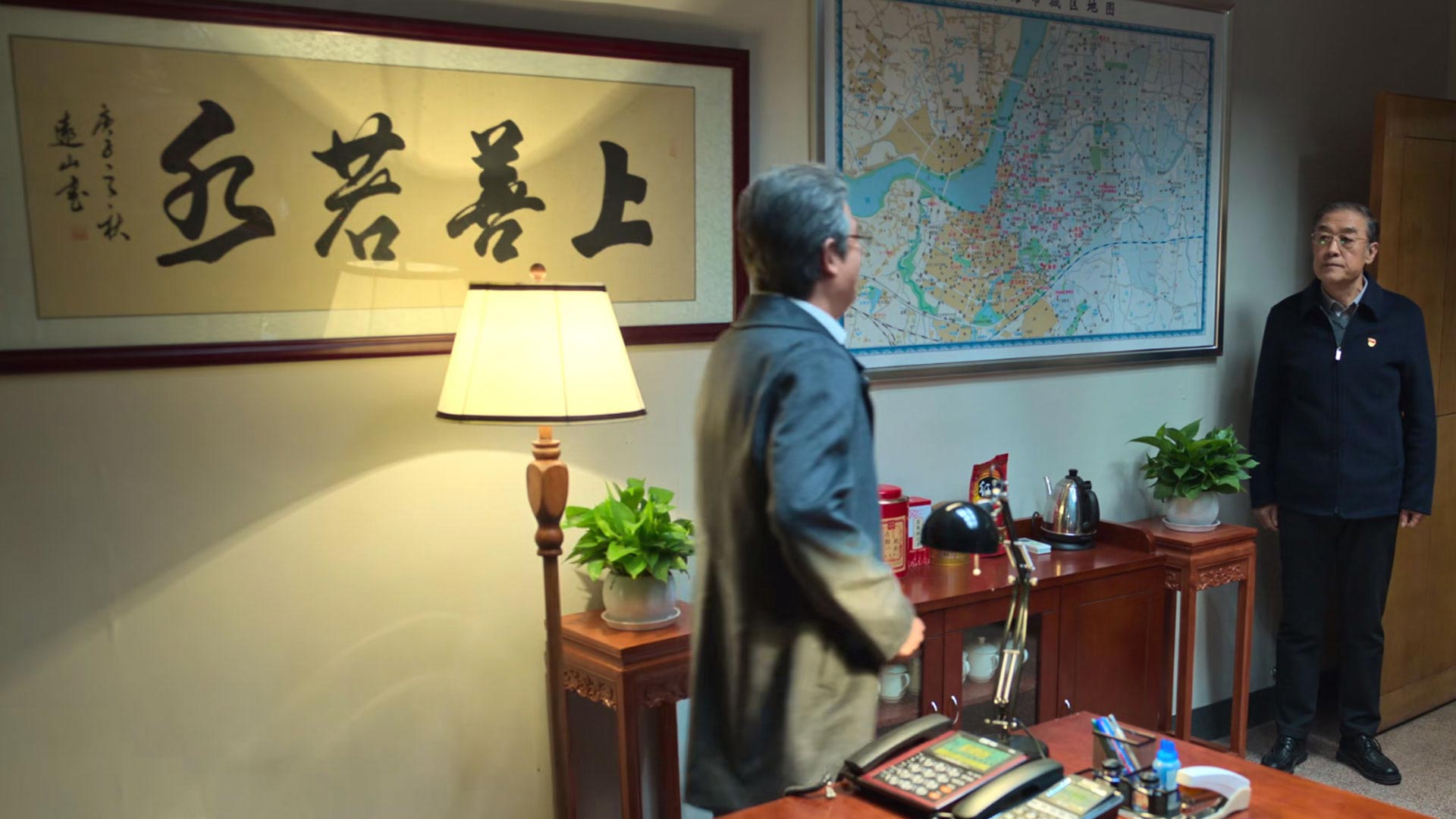 赵立冬办公室中的《上善若水》